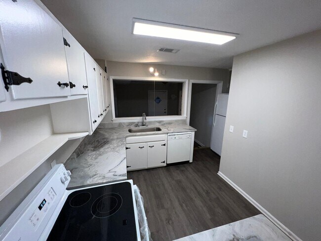 Building Photo - 1101 Enota Cir NE