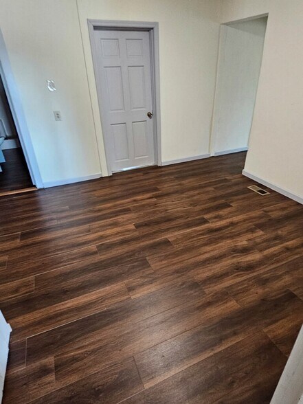 Building Photo - 560 Robinson Dr