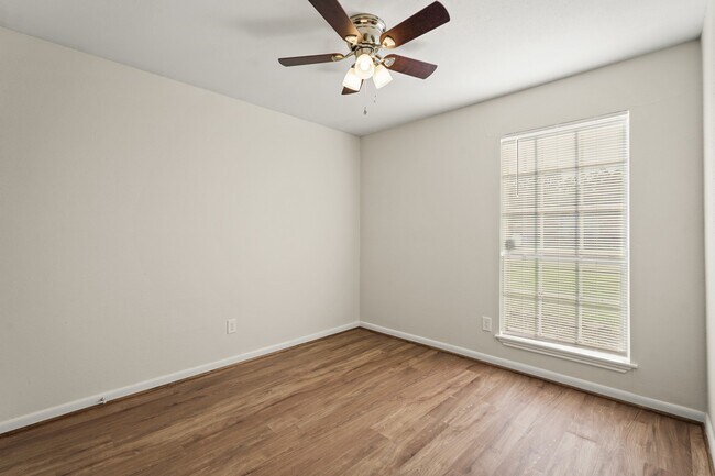 Building Photo - 1426 Ashwood Dr