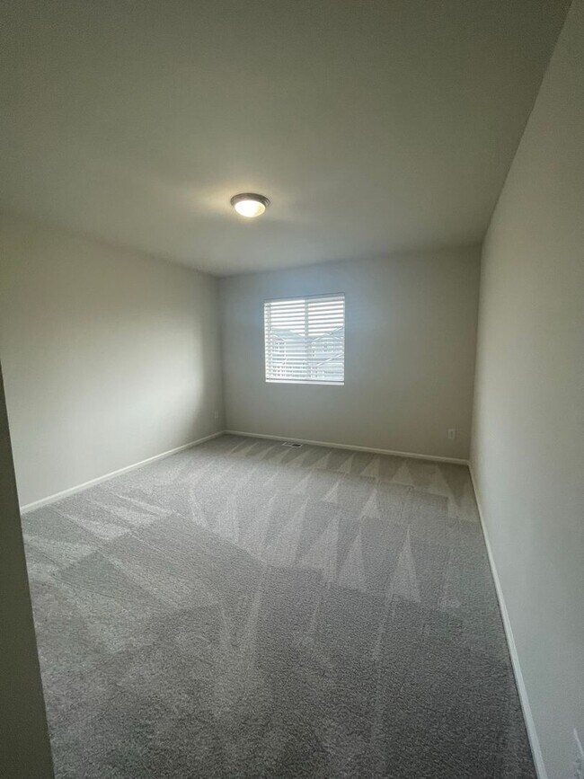 Building Photo - 4 bedrooms + BONUS ROOM And 2.5 baths Tumw...