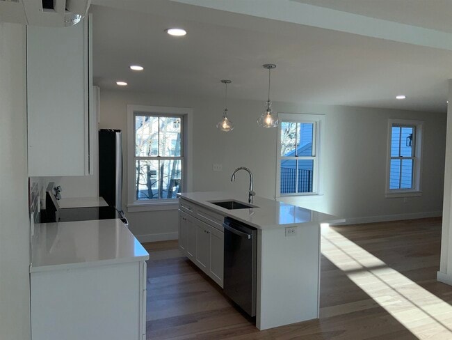 Building Photo - 8 Clifford St