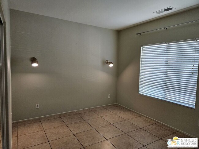 Building Photo - 755 Summit Dr
