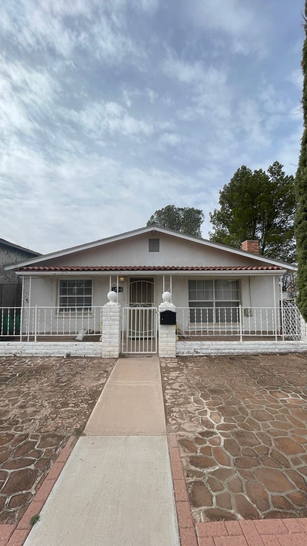 Building Photo - Charming and spacious 3-Bedroom 2 bath house.