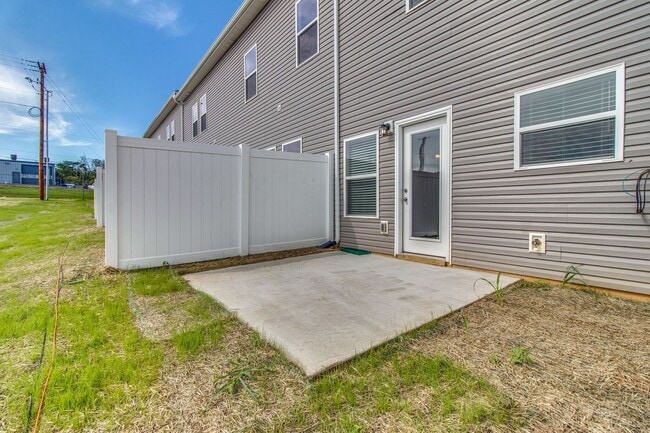 Building Photo - Beautiful 3BR/2.5BA Townhome in Columbia!