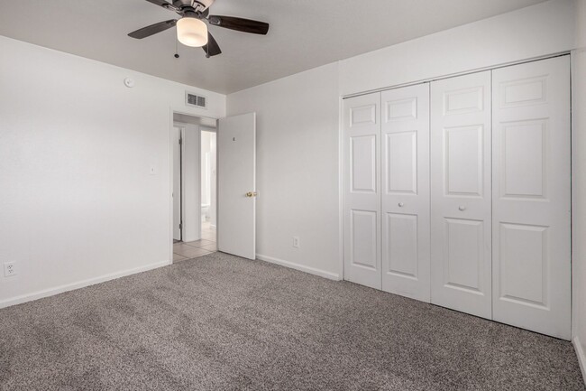 Building Photo - South Scottsdale Charmer! 4 bed + Office, ...