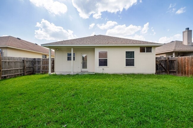 Building Photo - Spacious 4 Bedroom, 2 Bath Single-Story Home in Manor