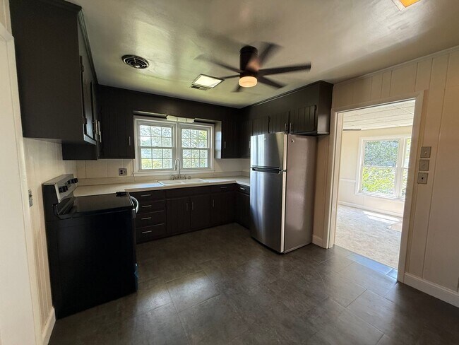 Building Photo - 401 Orchard Dr