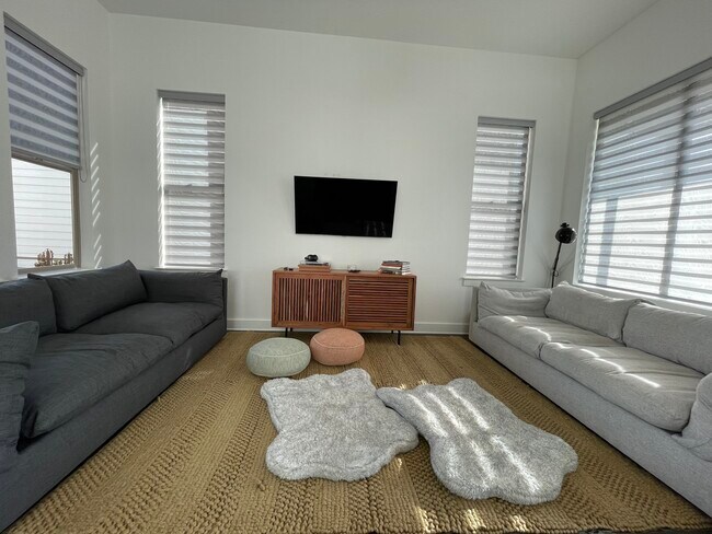 Building Photo - 6013 Florencia Ln