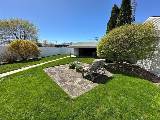 Building Photo - 904 York Ave