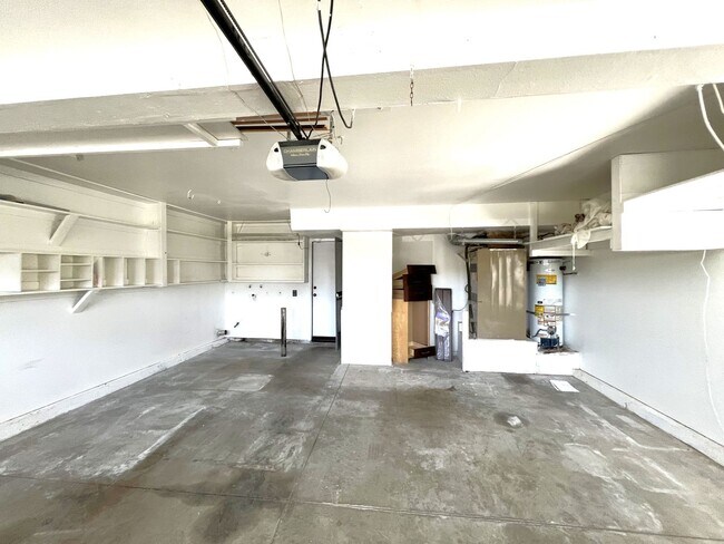 Building Photo - Beautiful 3 Bedrooms, 2.5 Bathrooms Single...