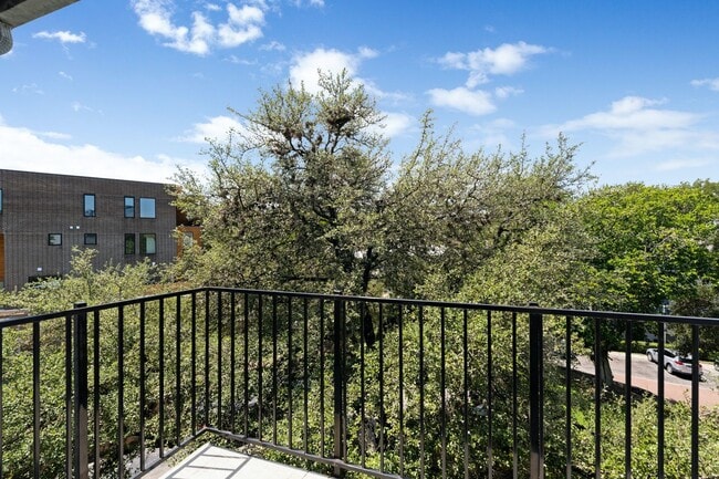 Building Photo - MOVE-IN TODAY: Updated 3 BR / 2.5 BA in S Austin - Walkable Location - W/D Included