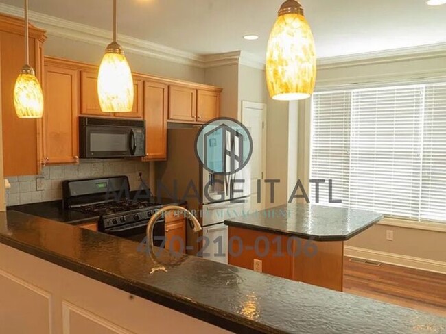 Building Photo - Modern 3 Bedroom Townhome in Peachtree Cor...