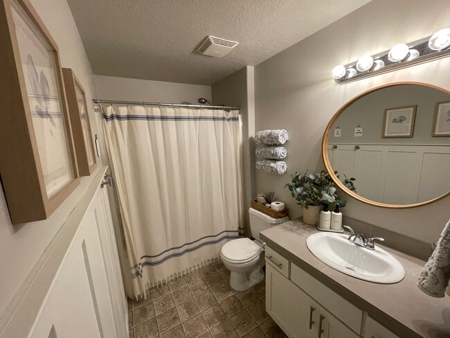 Building Photo - 527 Whitney Dr