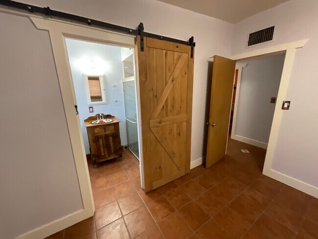 Building Photo - Eastside home with privacy on cul-de-sac
