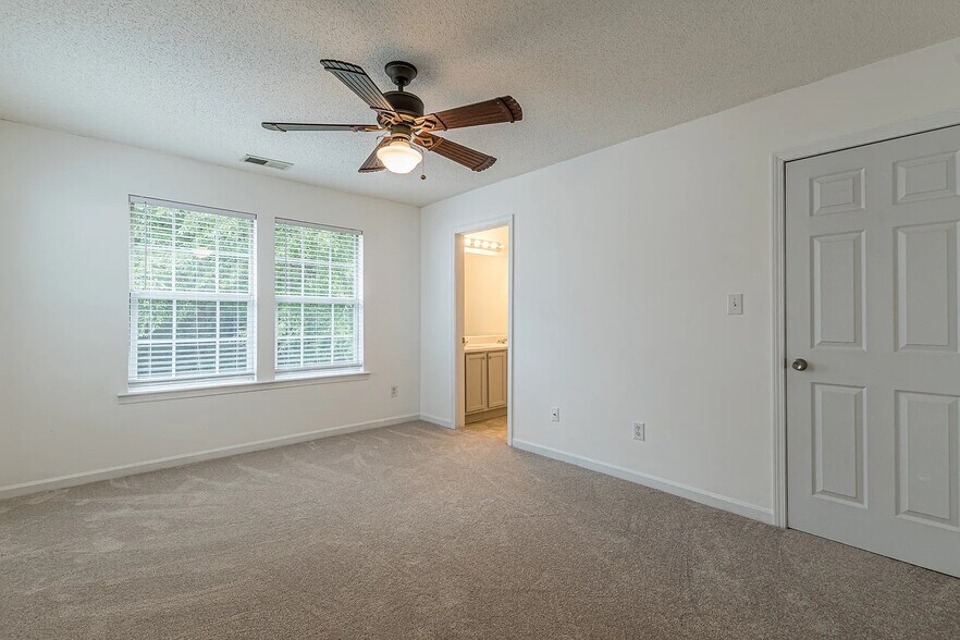 Building Photo - Room in Condo on Ginnis Rd