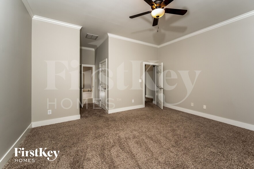 Building Photo - 4598 Clubview Dr