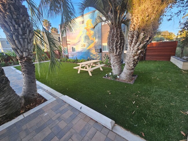 Building Photo - Encinitas Renovated Two Bedroom Apartment
