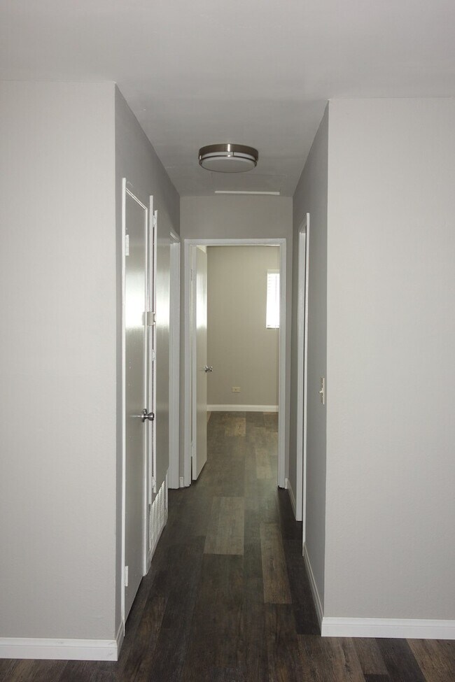 Building Photo - Renovated Large 2 Bedroom/1 Bathroom Top F...