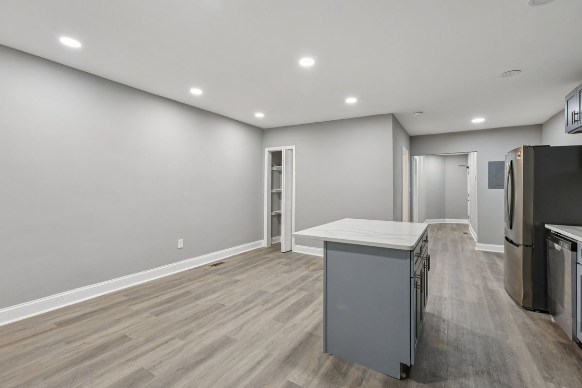 Building Photo - 405 34th St SE