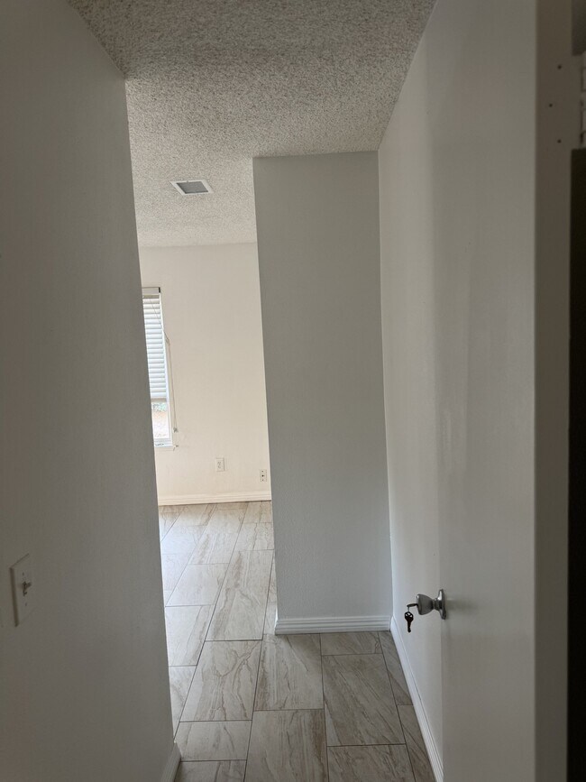 Building Photo - 14373 Linden St
