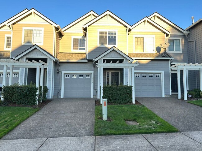 Building Photo - Beautiful 3 Bedroom Townhouse in West Linn!