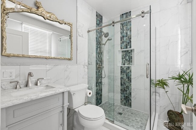 Building Photo - 415 Main St