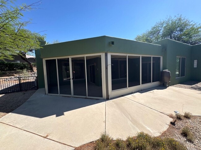 Building Photo - 9731 E Kleindale Rd