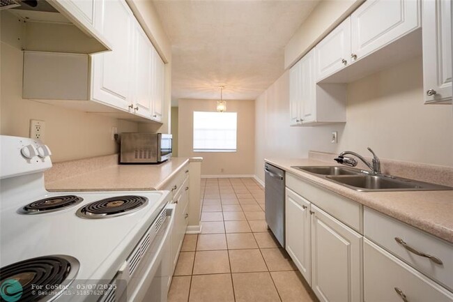 Building Photo - 930 Mandarin Isle
