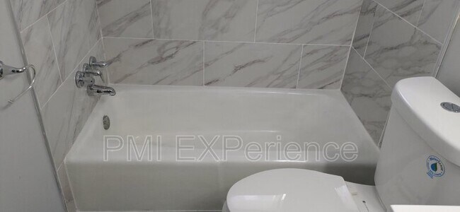 Building Photo - 7617 Fontainebleau Dr