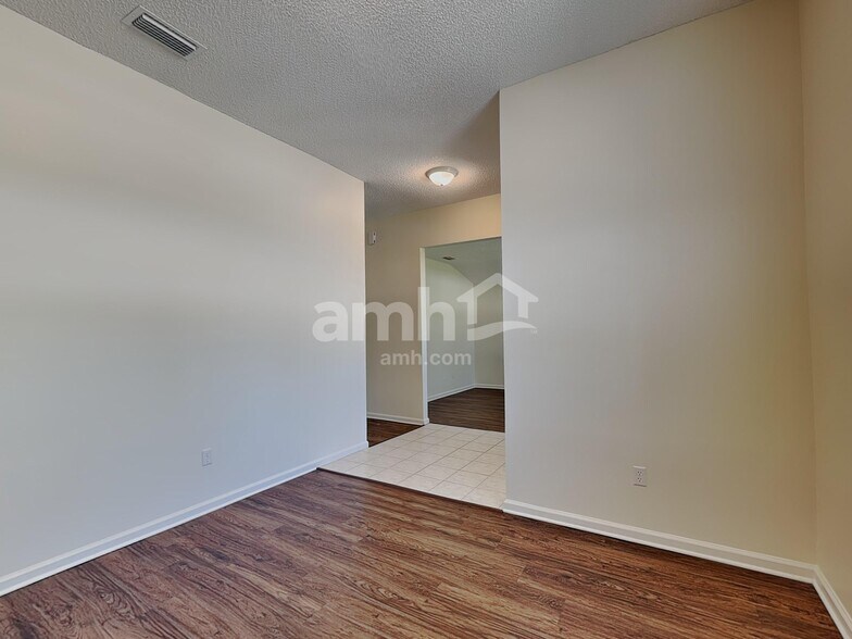 Building Photo - 5682 Shady Pine St S