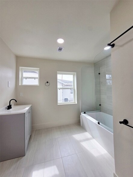 Building Photo - 4607 Englewood St