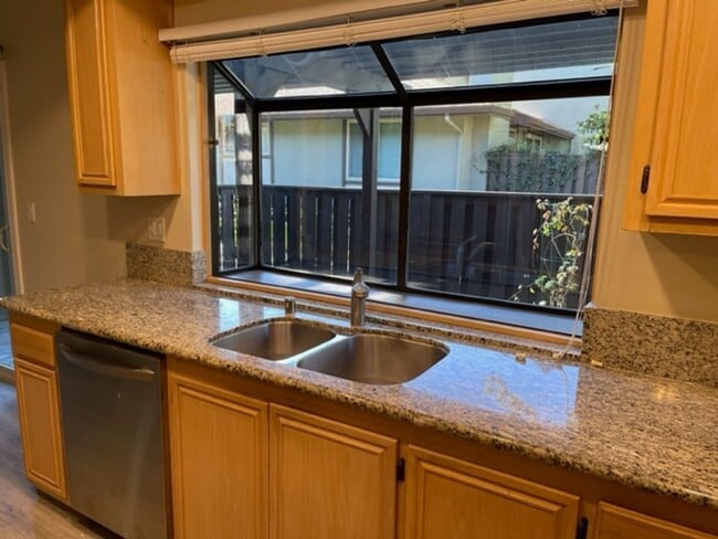 Building Photo - Updated 3 bedroom, 2.5 bath, 2 story townh...