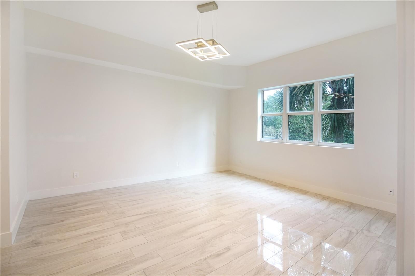 Building Photo - 14951 Royal Oaks Ln