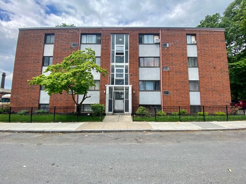 Building Photo - 837 River St