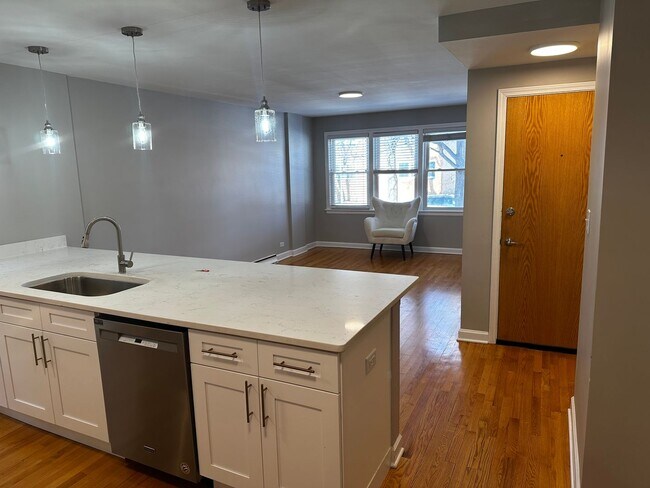 Building Photo - Spacious 2 Bed, 1 Bath, Plus Den/Office in...