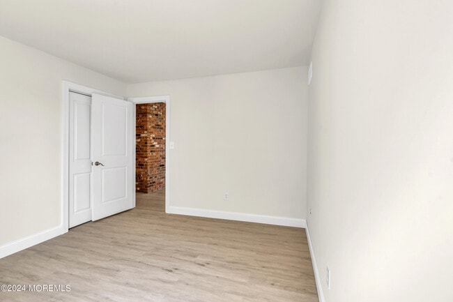 Building Photo - 205 S Shore Dr