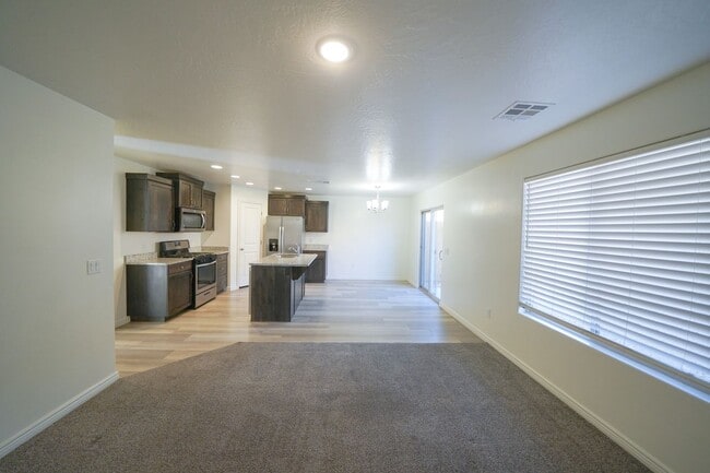 Building Photo - Spacious Townhome for Rent – Prime Location!