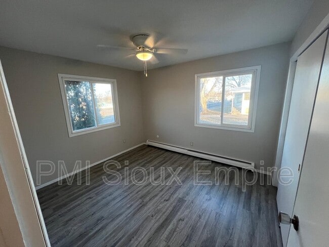 Building Photo - 440 S Western Ave