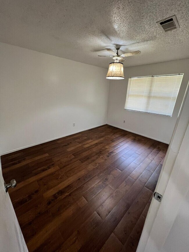 Building Photo - Gorgeous all renovated Home in Huntsville,...