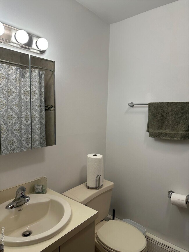 Building Photo - 649 E Beech St