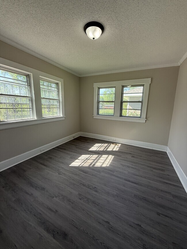 Building Photo - 1437 Woodland Ave SW