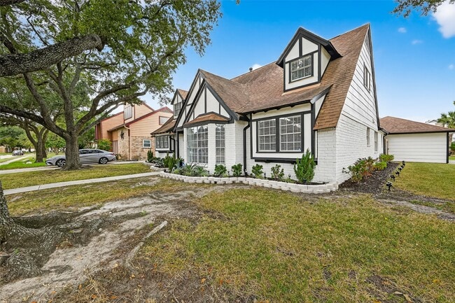 Building Photo - 15202 La Mancha Dr