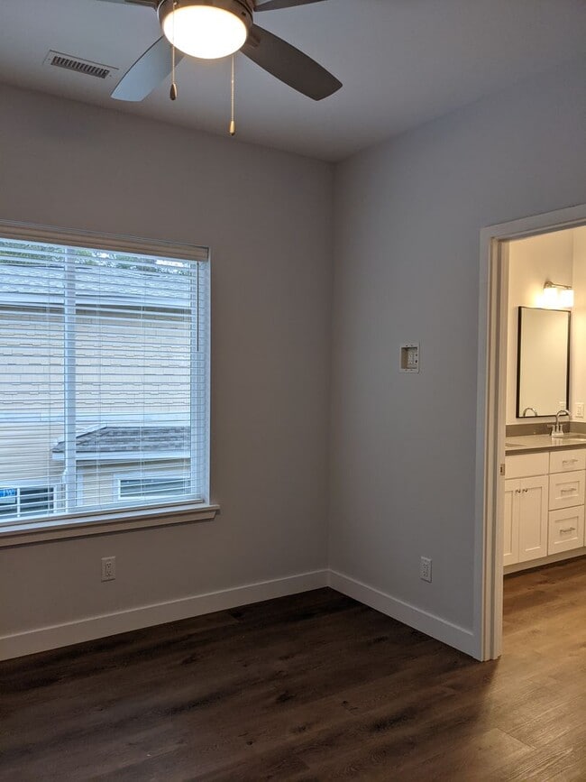 Building Photo - Black Mountain Townhouse Rental