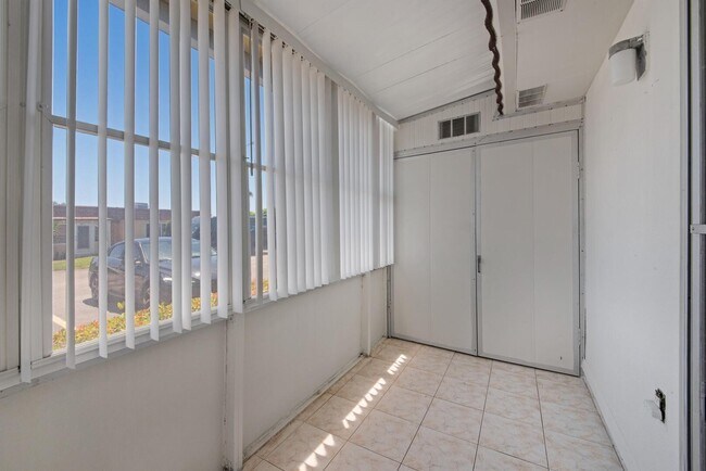 Building Photo - 274 Seville L