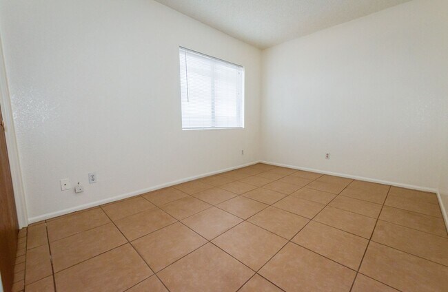 Building Photo - Charming Cul De Sac Home with Fireplace, Central A/C & Garage!