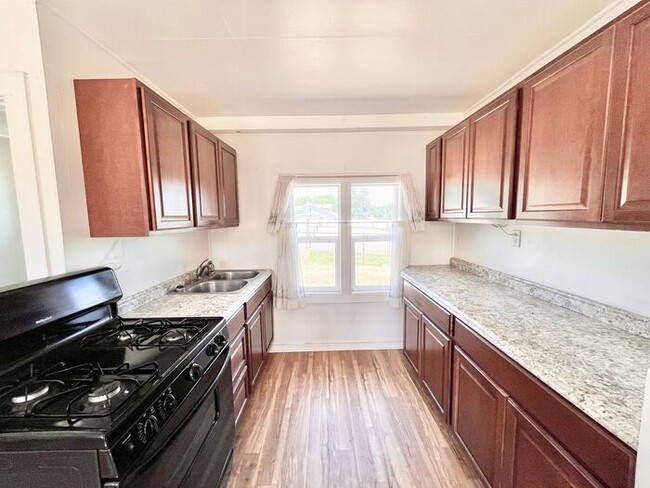 Building Photo - Very Large 1 Bed/1 BA in a Mountainside Re...
