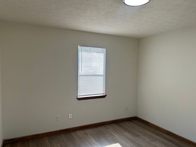 Building Photo - 125/127 Deer Creek Dr