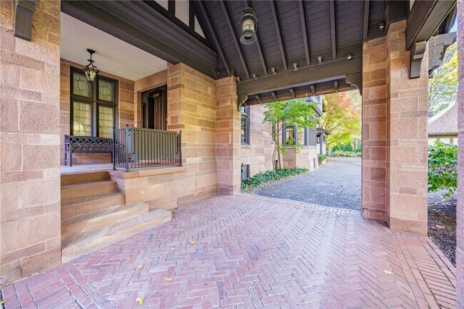 Building Photo - 901 East Ave