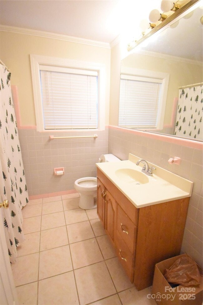 Building Photo - 640 Miramar St NE