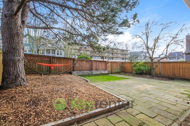 Building Photo - Stylish 4 Bedroom Steps from Shops, Cafes, and Parks